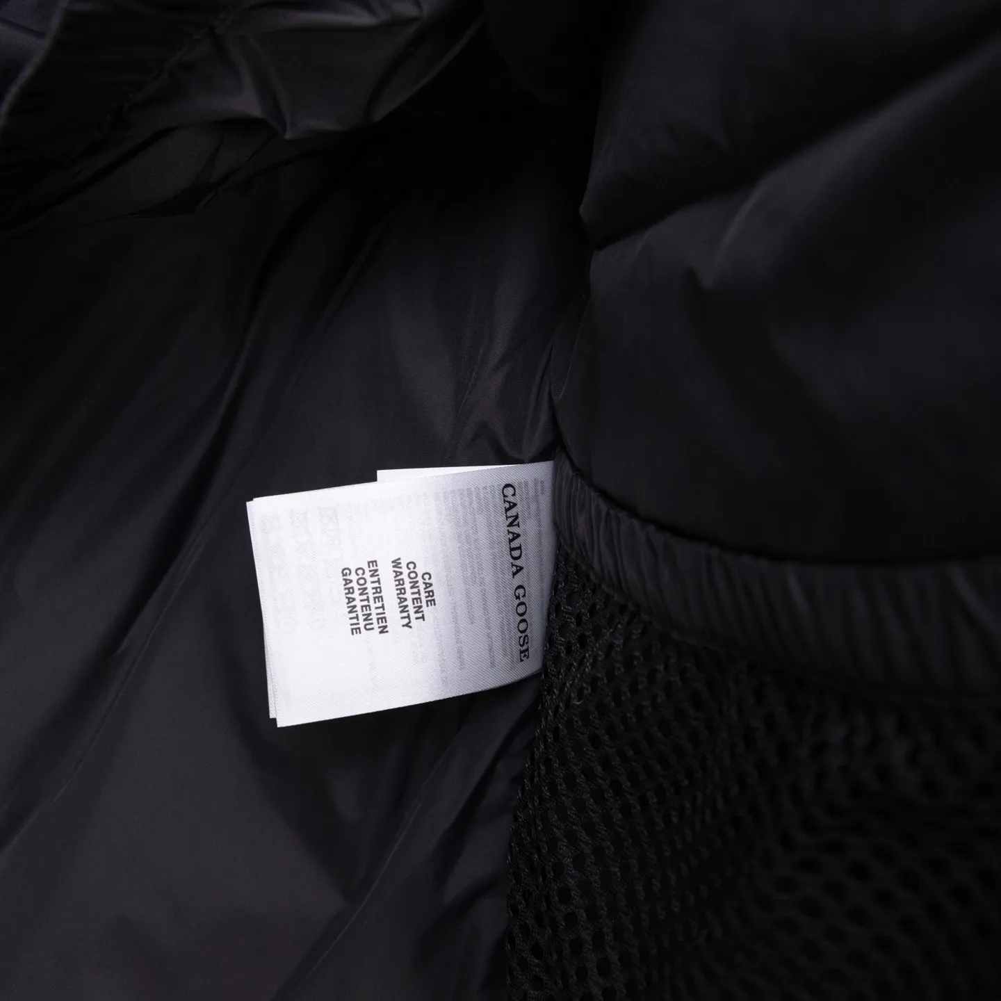 P820 (Top wolf fur version delivery handbag) Canada Goose Canada Goose #Expedition expedition parka classic down jacket ➖ Imported 21-count polyester-cotton blended original fabric [last year’s 16-count/18-count hard fabrics have been completely eliminated, this year all use 21-count genuine synchronous fabrics, the soft mid-band feels delicate and textured], genuine synchronous Feather-Light 10D waterproof coated fabric, made of 84.5% polyester fiber and 15.5% cotton, 100% the best feel in the entire network! ➖ The genuine official website uses the national standard 80 white duck down, and will never be misled by false claims such as 90 down or goose down! ➖ Using the best nylon lining with double double-layer sealing design, velvet-proof No. 7 needle + grid-filled down ready-made garments, there is 100% no so-called velvet running! ➖ The cuffs are designed with thickened seamless threads, and the collar and pockets are lined with top-quality polar fleece to keep you warm and comfortable! ➖ Yoshida YKK provides original custom-made electroplated sliders. YKK two-way lockable zippers are tight and smooth and will not peel off paint! ➖ 3M composite guarantees that the Velcro is the same as the original, durable, and all accessories and hardware are custom-made! ➖ The imported Behringer embroidery machine customizes the 10,000-needle embroidery logo, and 98% of the replicas restore the original logo. ➖ ​​The fur collars are all made of large pieces of Western Canadian blue wolf leather, ensuring that each fur collar is 13-15cm wide!